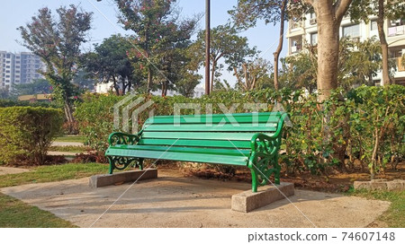 在印度公園的綠色長凳 74607148