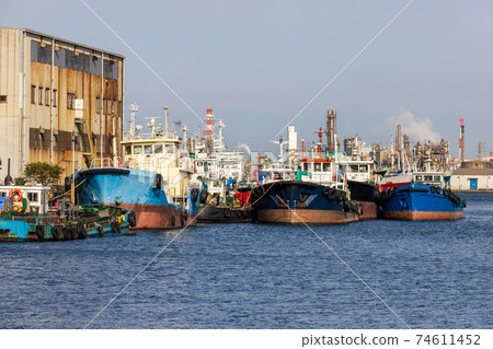 沿海貨船的掩體在工業區的一條運河上 74611452