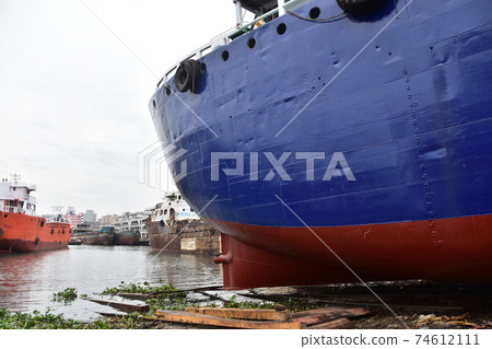 孟加拉國達卡，Shodrugat，一艘正在維修的客船，塗有明亮的船體 74612111