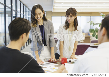 Meeting Men and women business Meeting Men and women business 74612731