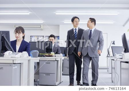 Boss and subordinates talking 74613164