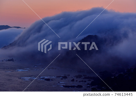 Hiwayama海岸上的河霧 74613445