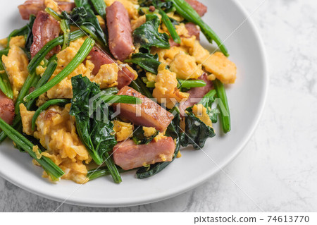 Stir-fried spinach and bacon Stir-fried spinach and bacon 74613770