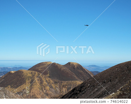 Mt. Mimata and helicopter seen from the summit of Mt. Kuzumi Mt. Mimata and helicopter seen from the summit of Mt. Kuzumi 74614022