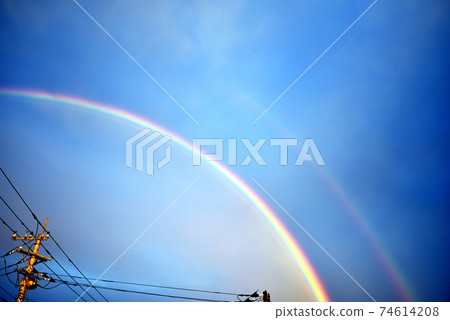 雨後，電源線後掛著彩虹 74614208