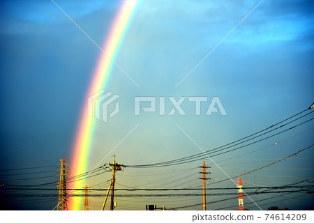 雨後，電源線後掛著彩虹 74614209