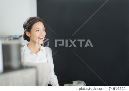 咖啡廳工作人員女 74614221