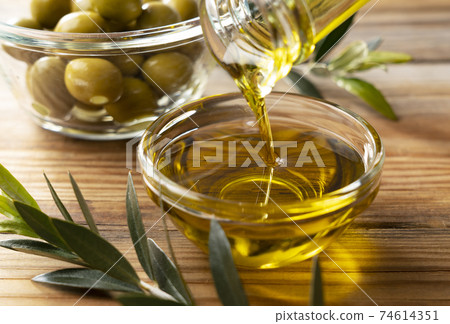 Pour olive oil 74614351