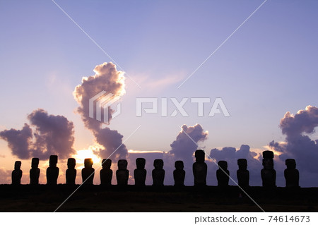 南太平洋智利復活節島上有15個石像的Ahu Tongariki日出 南太平洋智利復活節島上有15個石像的Ahu Tongariki日出 74614673