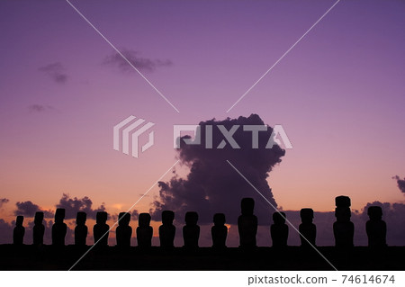 南太平洋智利復活節島上有15個石像的Ahu Tongariki日出 南太平洋智利復活節島上有15個石像的Ahu Tongariki日出 74614674