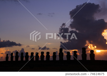 南太平洋智利復活節島上有15個石像的Ahu Tongariki日出 南太平洋智利復活節島上有15個石像的Ahu Tongariki日出 74614675