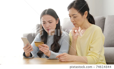Parents and children who have trouble with online shopping 74614844