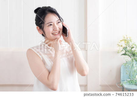 A woman talking on a smartphone (smile) 74615233
