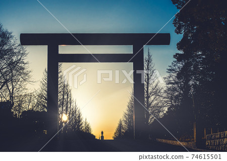A piece that captures the beautiful dusk of Yasukuni Shrine, a shrine in Kudankita, Chiyoda-ku, Tokyo A piece that captures the beautiful dusk of Yasukuni Shrine, a shrine in Kudankita, Chiyoda-ku, Tokyo 74615501