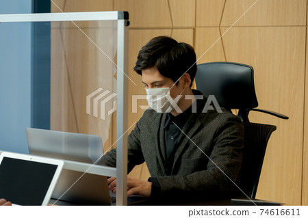 戴著面具的外籍商人 74616611