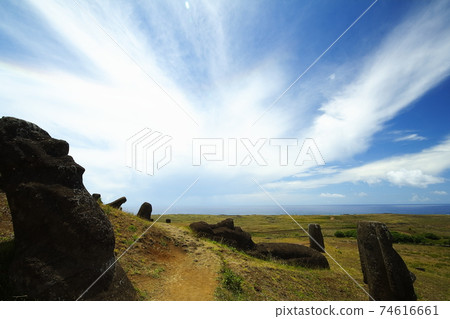 拉諾·拉拉庫(Rano Raraku)的景色,位於南太平洋復活節島上的摩艾石工廠的所在地 拉諾·拉拉庫(Rano Raraku)的景色,位於南太平洋復活節島上的摩艾石工廠的所在地 74616661