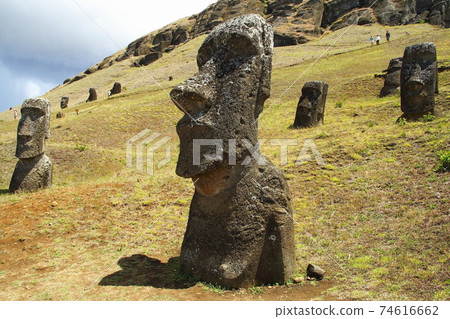 Rano Raraku的Moai,位於南太平洋復活節島的Moai製造廠所在地 Rano Raraku的Moai,位於南太平洋復活節島的Moai製造廠所在地 74616662