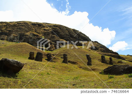 拉諾·拉拉庫（Rano Raraku）的景色，位於南太平洋復活節島上的摩艾石工廠的所在地 74616664