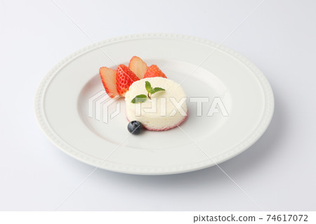 罕見的芝士蛋糕草莓和藍莓白色背景 74617072