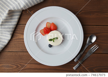 罕見的芝士蛋糕草莓和藍莓木桌 74617073