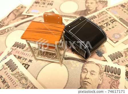 Scattered 10,000 yen bills and school bags Scattered 10,000 yen bills and school bags 74617171