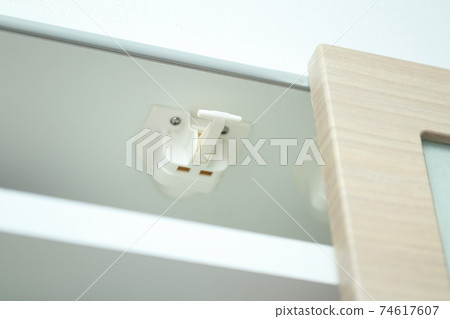 Seismic latch on the hinged door of the built-in cupboard 74617607