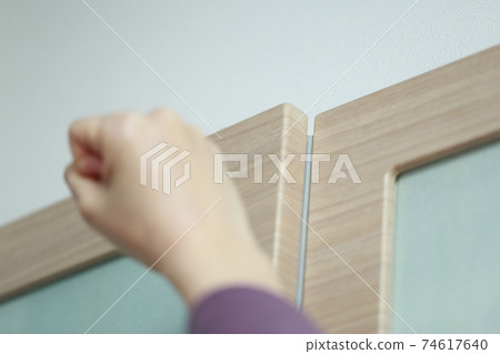 女手釋放櫥櫃鉸鏈門上的地震閂鎖 74617640