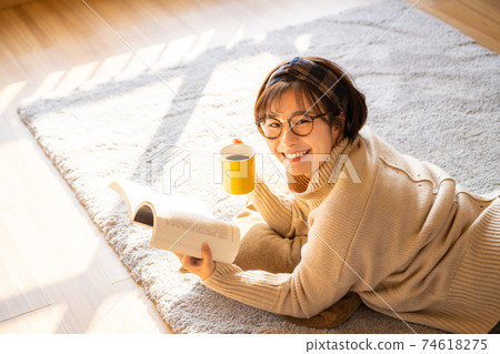 一個女人讀 74618275