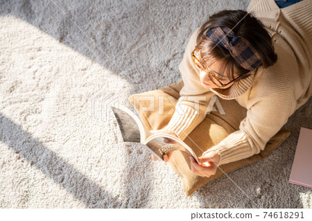 年輕女性的休閒時間 年輕女性的休閒時間 74618291