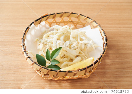 Deep-fried white fish 74618753