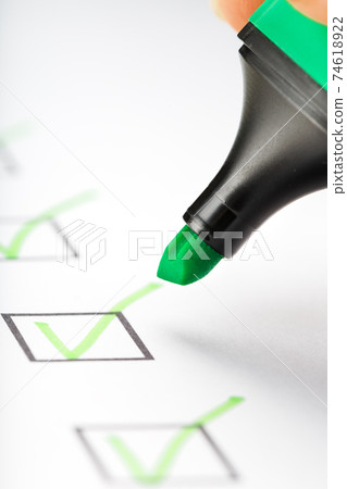 Green marker with markers on the checklist sheet. Green marker with markers on the checklist sheet. 74618922