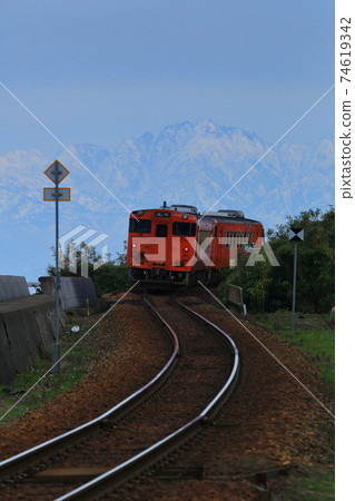 冰見線與立山一起在後台運行 冰見線與立山一起在後台運行 74619342