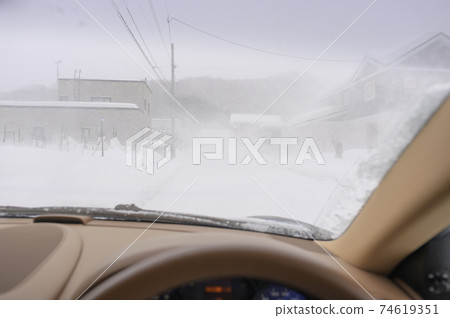 Whiteout seen from the driver's seat of the car Whiteout seen from the driver's seat of the car 74619351