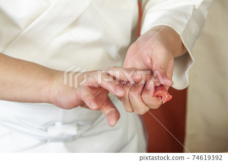 Bamboo grasping sushi Bamboo grasping sushi 74619392