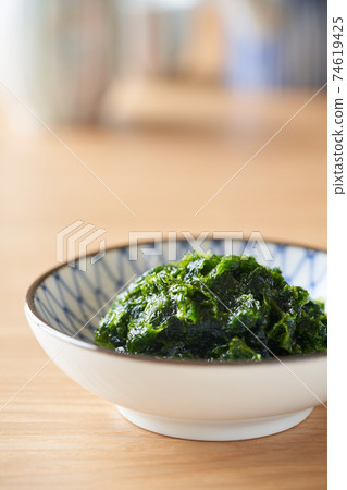 Raw green laver 74619425