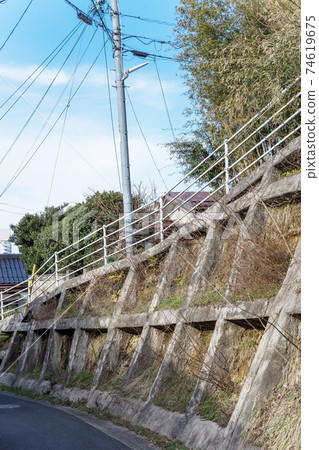 防止山體滑坡的擋土牆島根縣松江市災害焦慮症 防止山體滑坡的擋土牆島根縣松江市災害焦慮症 74619675