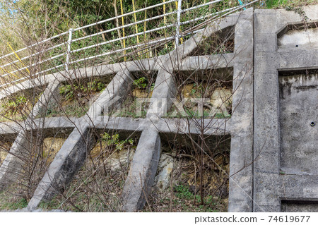 防止山體滑坡的擋土牆島根縣松江市災害焦慮症 防止山體滑坡的擋土牆島根縣松江市災害焦慮症 74619677
