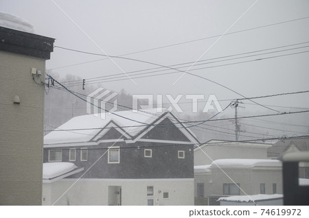 低壓系統引起的暴風雪可能切斷的電線 低壓系統引起的暴風雪可能切斷的電線 74619972