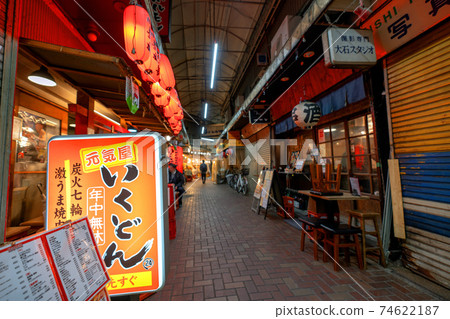 日本電暈災害東京都市風景。緊急狀態下的酒吧=赤羽，東京 74622187