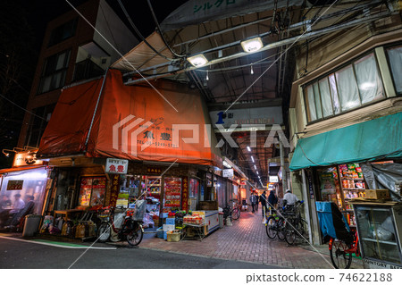 日本電暈災害東京都市風景。緊急狀態下的酒吧=赤羽，東京 74622188