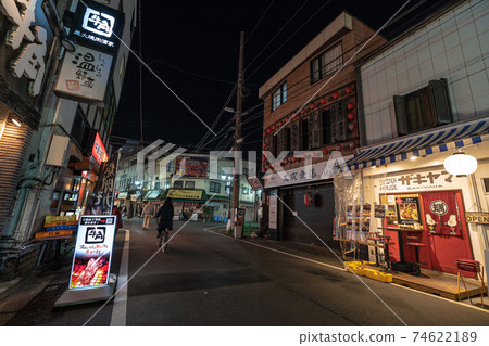 日本電暈災害東京都市風景。緊急狀態下的酒吧=赤羽，東京 74622189