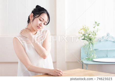 A woman with severe stiff shoulders 74623023
