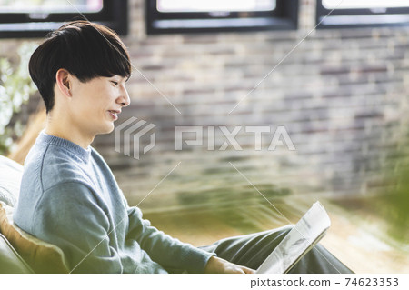 一個人在客廳裡看報紙 74623353