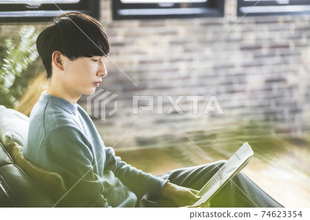 一個人在客廳裡看報紙 74623354