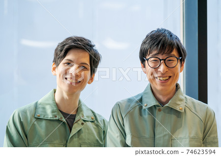 野外工作服的男人 74623594