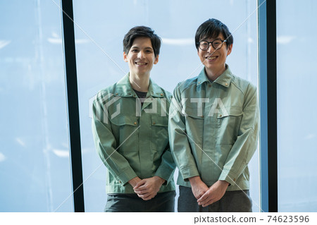 野外工作服的男人 74623596