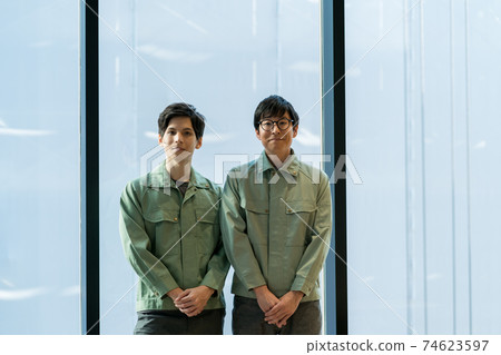 野外工作服的男人 74623597