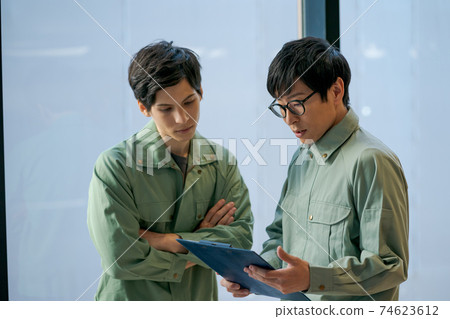 野外工作服的男人 74623612