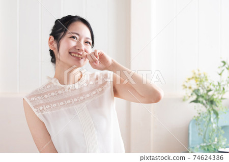 A woman with a runny nose and a stuffy nose 74624386