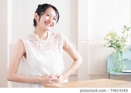 A woman whose abdominal pain has healed 74624389